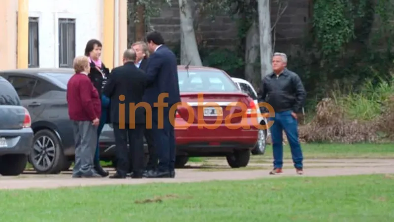 Gloria Rivero y Mercedes Valois con sus abogados antes de ingresar al reconocimiento (Edgard Aguirre)