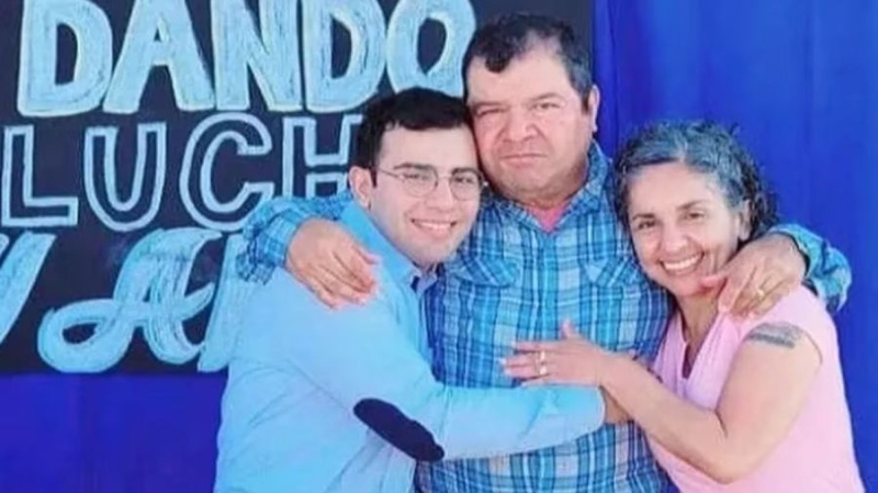  César Sena junto a sus padres, Emerenciano Sena y Marcela Acuña.