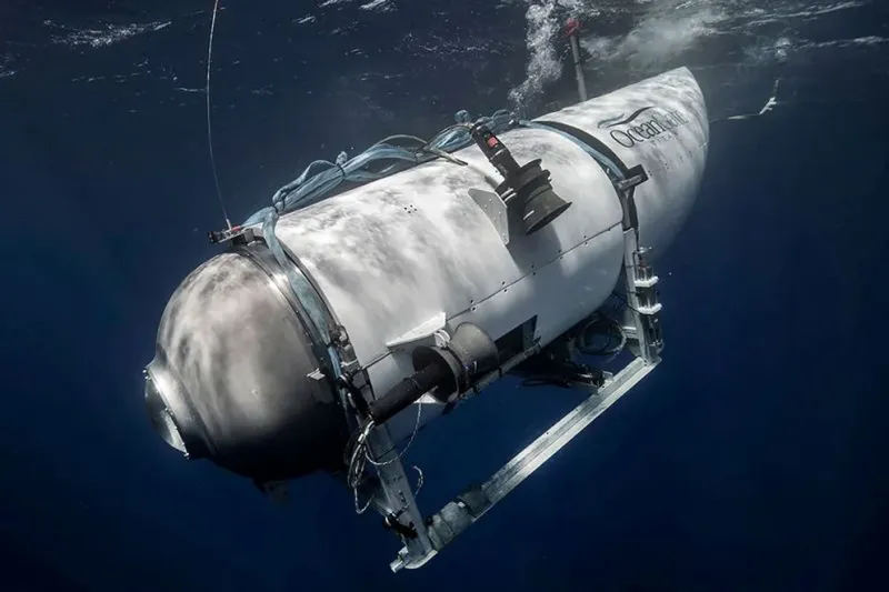  El sumergible Titán, operado por OceanGate Expeditions para explorar los restos del Titanic hundido frente a la costa de Terranova, se sumerge en una fotografía sin fecha. OceanGate Expeditions/Handout vía REUTERS