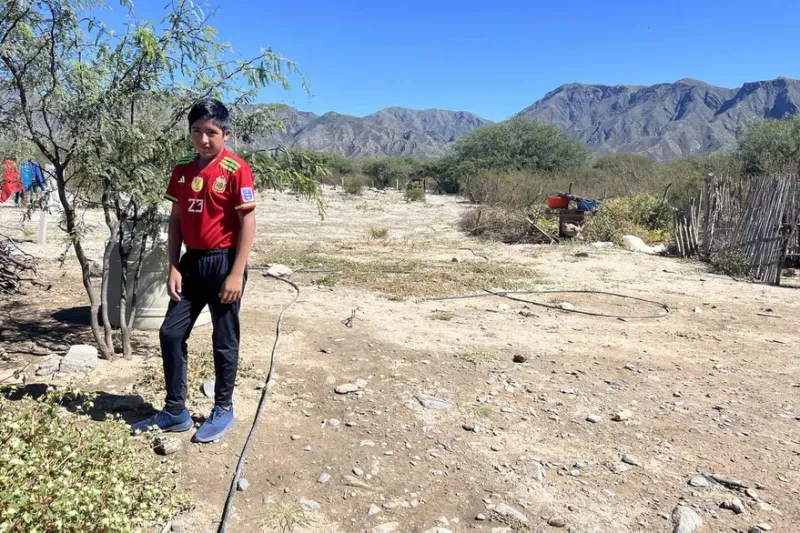 Humberto prefiere vivir en el pueblo. ”En el cerro hay una sola casa y no tengo amigos”, cuenta.