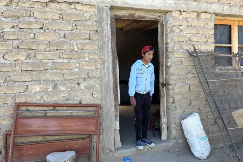 Humberto vive junto a su hermana y su sobrino en una casa de adobe que le presta un familiar: no tiene luz, ni agua, ni baño ni cocina