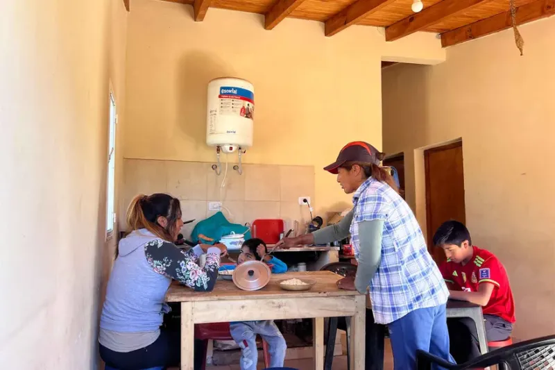 Al mediodía Humberto y su familia almuerzan sopa y milanesas con arroz. Cocinaron entre su mamá Alejandra y su hermana Juana.Micaela Urdinez