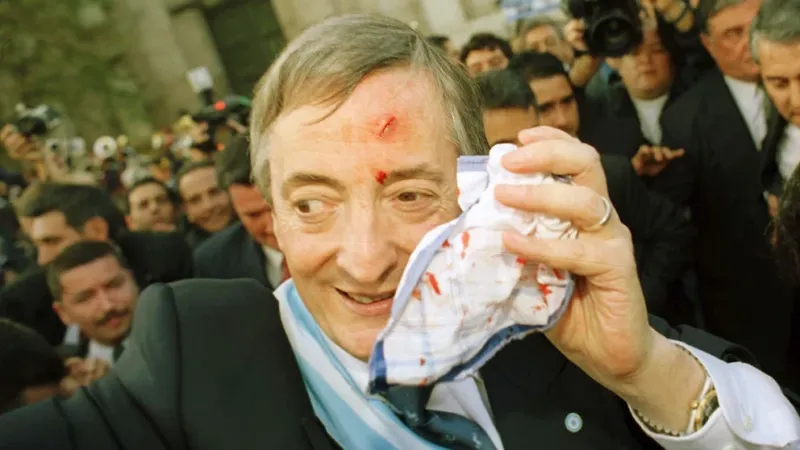 El presidente Néstor Kirchner con el corte en la frente y el pañuelo cubierto de su propia sangre. Ocurrió el día de su asunción, el domingo 25 de mayo de 2003 en la explanada de la Casa Rosada