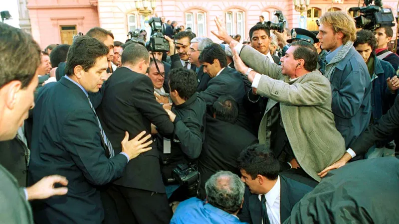  Fotógrafos y custodios forcejean para no caerse. En la foto no se ve a Kirchner: fue el momento en que el presidente se golpea con la cámara de Martín Acosta