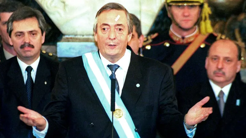 El presidente Néstor Kirchner saludó a los invitados después de la jura de los ministros realizada en el salón Blanco con un apósito en la frente. La actividad se demoró una hora para curarle la herida 