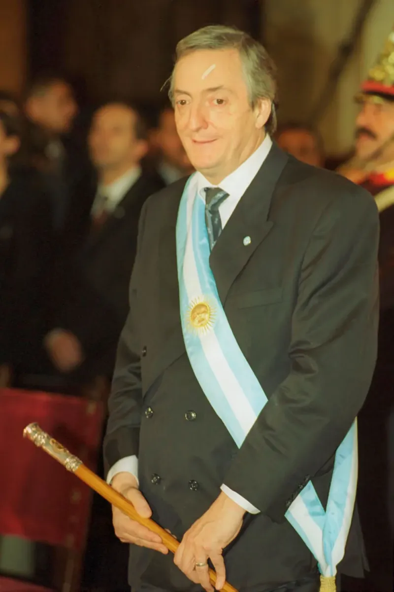 El presidente Néstor Kirchner durante el Tedeum realizado la noche del 25 de mayo de 2003 en la Catedral Metropolitana con un detalle que recuerda el golpe con la cámara de un fotógrafo