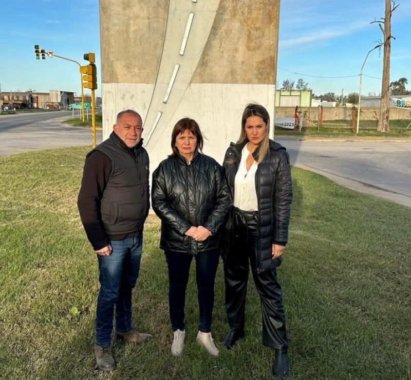  Patricia Bullrich se juntó con los candidatos a gobernadores de JxC en Córdoba, Luis Juez, y en Santa Fe, Carolina Losada.