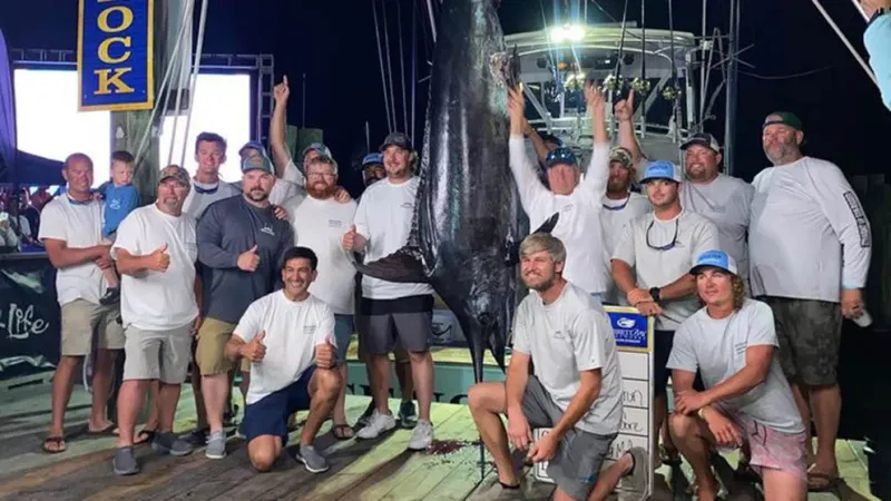  La tripulación del barco Sensation celebra su captura en el Torneo Big Rock Blue Marlin en Morehead City, Carolina del Norte, este fin de semana. Los jueces finalmente descalificaron la captura porque había sido mordida. Foto de Ashby Bleau