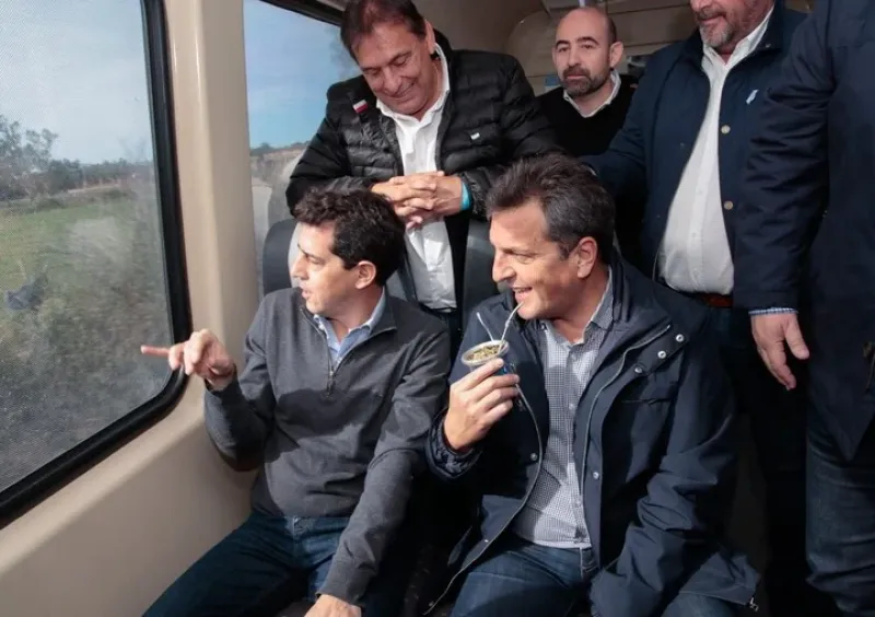  Sergio Massa y Eduardo ”Wado” De Pedro en la inauguración del tren de Mercedes a Tomás Jofré.