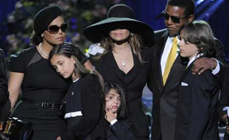  Los hijos de Michael Jackson durante el funeral