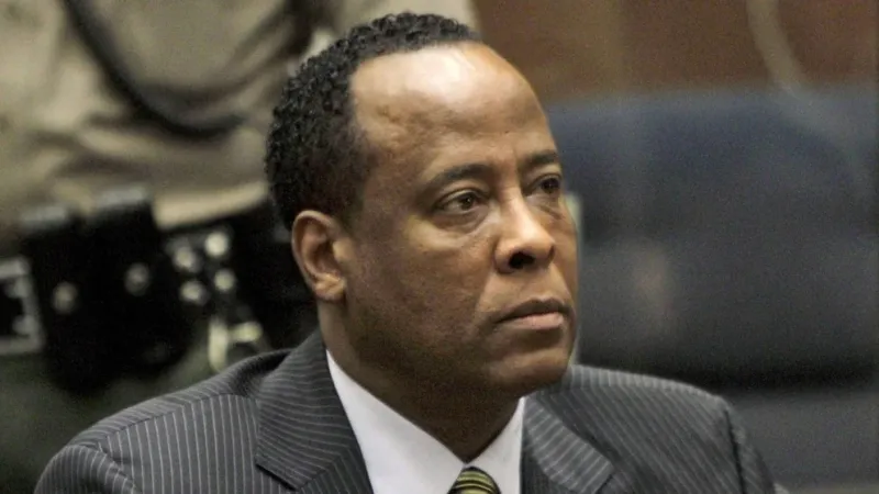  Su médico personal, Conrad Murray, le había sugerido que parara de consumir propofol, un potente anestésico usado en cirugías, que él mismo le aplicaba a Jackson por vía endovenosa combinado con xilocaína (EFE)