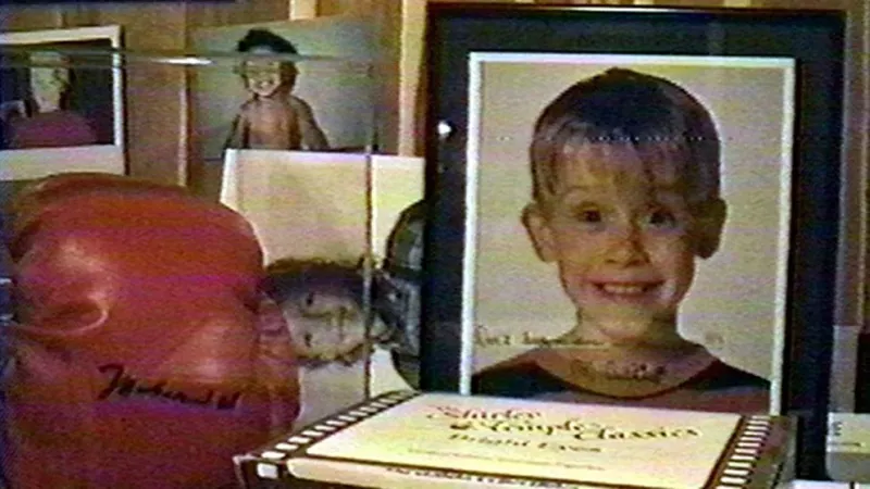  En el interior de la casa de Michael encontraros sedantes, fotos de niños, incluido el actor Macaulay Culkin, quien había colaborado en sus videos, muñecos y muchos objetos tenebrosos