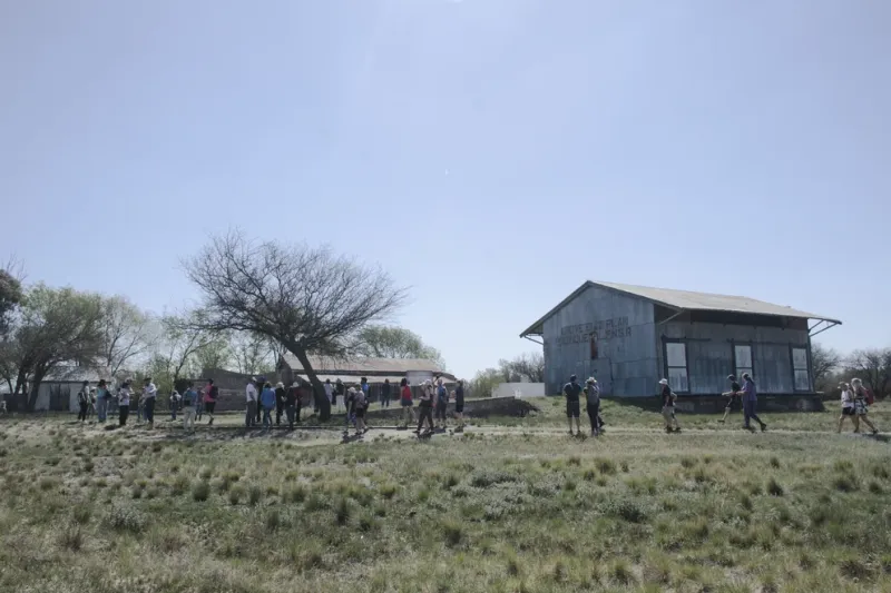  Turistas durante una de las caminatas guiadas por Naicó, que tiene más visitantes los fines de semana (Foto: Secretaría de Turismo de La Pampa)