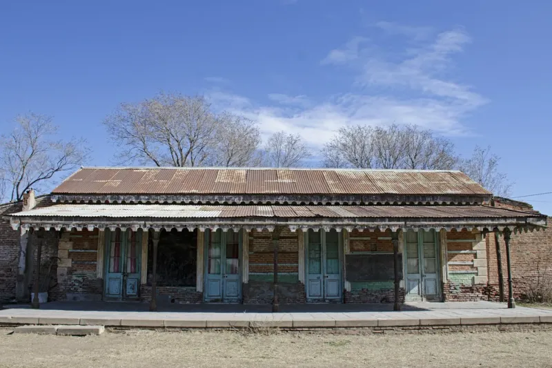  La fachada de la estación ferroviaria es la original, y se habilitaron sanitarios contiguos para los visitantes