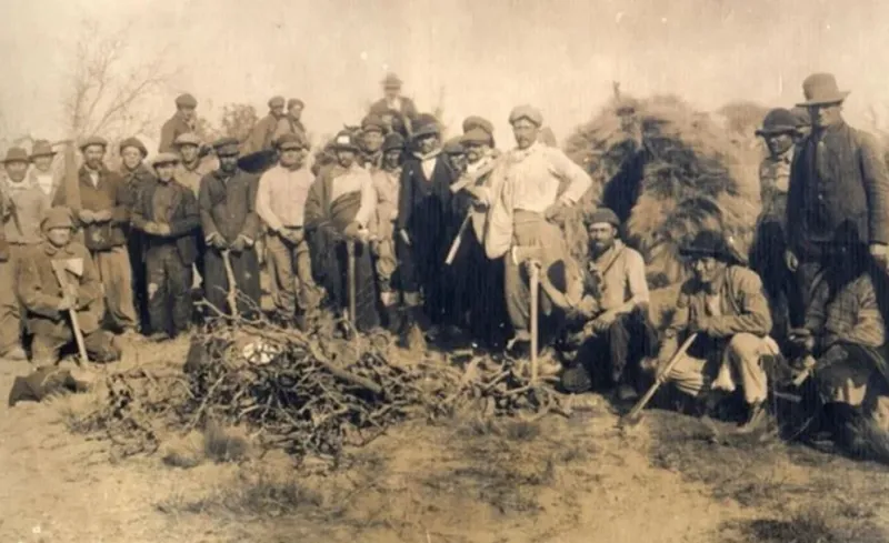  Un grupo de hacheros en plena jornada de trabajo en 1918 (Foto: Archivo histórico provincial)