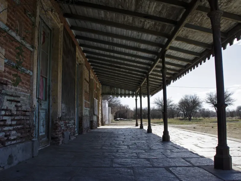  ”Cerca de la estación está El Puente Negro, donde hay una laguna y se hizo un puente del ferrocarril que es muy interesante porque las vías tienen una especie de durmiente que tuvo uso histórico, algo que disfrutan mucho los aficionados de ferrocarriles”