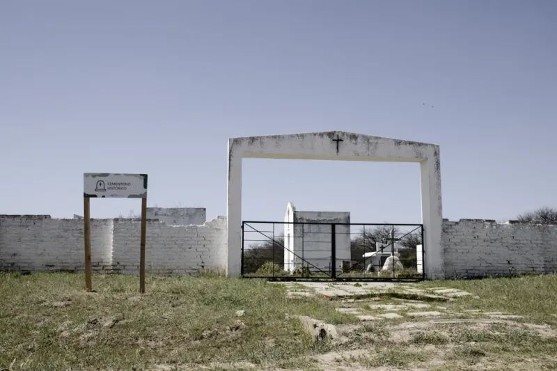  ”También se puede visitar el cementerio, donde descansan habitantes de Naicó y hasta la actualidad sus familiares visitan el lugar para llevarles flores”, asegura la Secretaria de Turismo de La Pampa