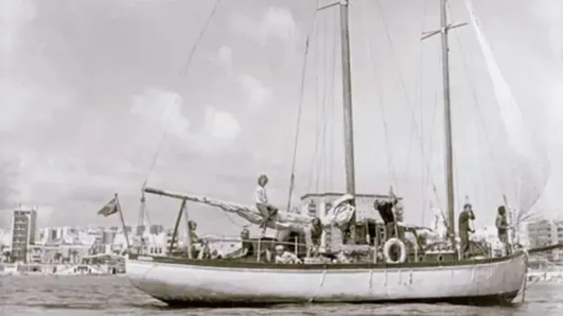 El Lucette en las costas de Las Palmas. Zarparon en enero de 1971 y en junio de 1972 quedaron a la deriva en pleno océano Pacífico