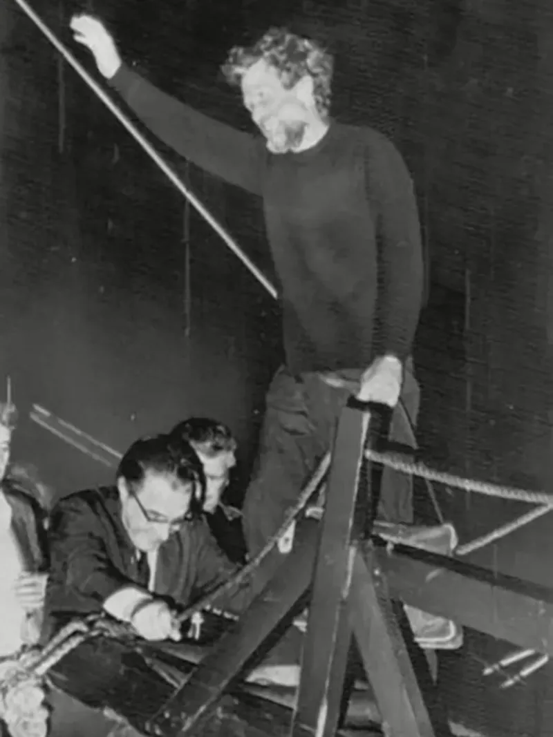 Dougal Robertson, capitán del yate Lucette. Tres orcas atacaron y hundieron el barco el 15 de junio de 1975. Él, su esposa, tres hijos y un tripular sobrevivieron durante 38 días en un bote y una balsa salvavidas