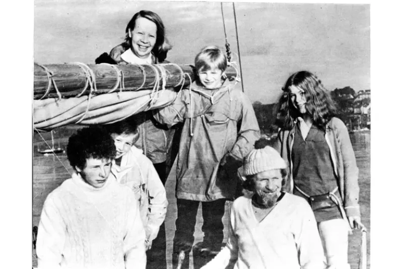 Dougal Robertson y su familia. En 1942, cuando era marino, había sido hundido en Ceylon, Sri Lanka, por un barco japonés. En él murieron su primera esposa Jessie y su hijo Duncan. Su vida le deparará otra tragedia