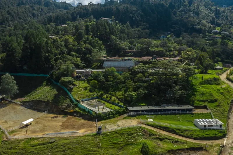  Una vista aérea de La Catedral, la cárcel que Pablo Escobar construyó para él mismo