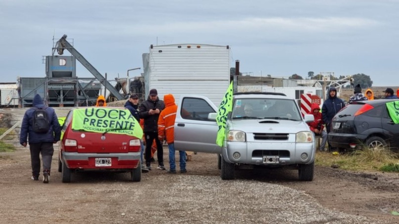 Protesta de la UOCRA en la ruta 33: ”Vamos a seguir acá hasta que la gente cobre”