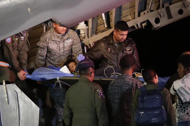 Personal militar saca de un avión a uno de los cuatro niños indígenas que estaban desaparecidos después de un accidente aéreo mortal en la base aérea militar de Bogotá, Colombia, el sábado 10 de junio de 2023. Los niños sobrevivieron a un accidente de avi