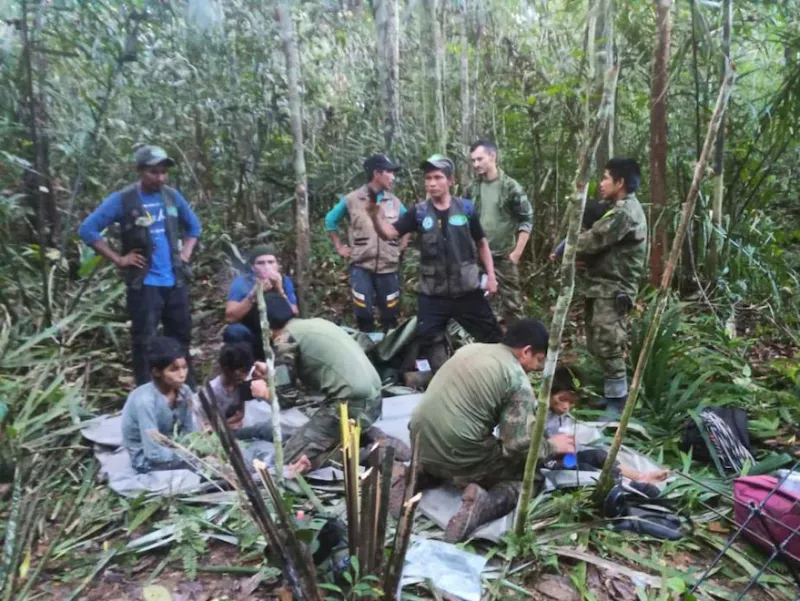 En esta foto difundida por la Oficina de Prensa de las Fuerzas Armadas de Colombia, soldados y hombres indígenas posan para la foto con los cuatro hermanos indígenas que llevaban 40 días desaparecidos, en la selva de Solano, estado de Caquetá, Colombia, e