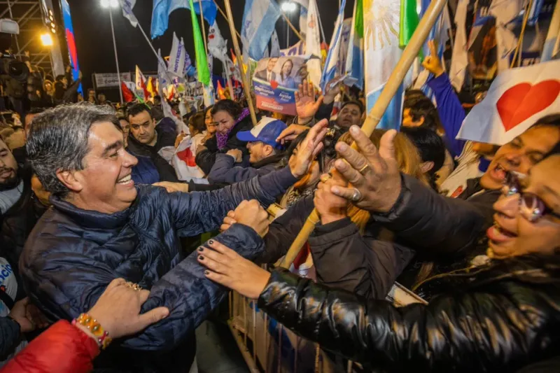  Sonriente. Capitanich encabezó anoche el acto de cierre de la campaña del oficialismo.