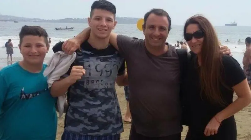 Nicolás, junto a su hermano Santino, su papá Claudio y su mamá Analía en unas vacaciones familiares