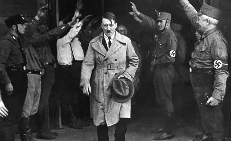  Adolf Hitler se suicidó cuando las tropas soviéticos estaban a unos cientos de metros de su bunker (AP)