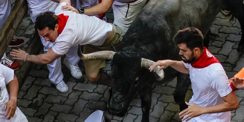 Conmoción: un joven de 21 años murió tras ser brutalmente corneado por un toro durante un festival en España