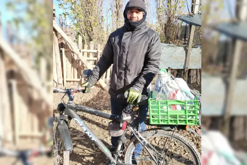 Jorge sale en su bicicleta a trabajar 