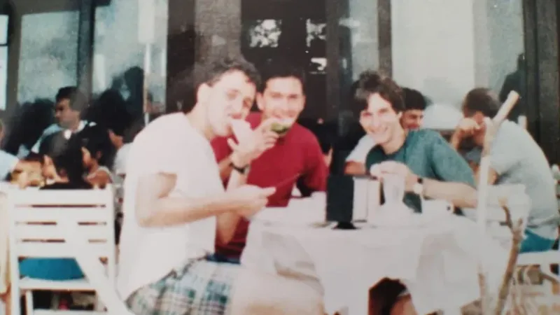 Diego de Pirro, de remera blanca, junto a sus amigos Gustavo y Javier, cuando el horror no había golpeado sus vidas