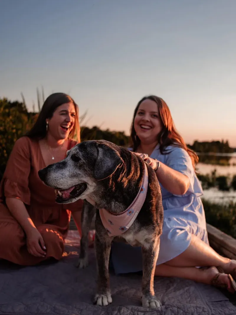  Las dos mujeres hicieron una invitación a las personas para que adopten a perros mayores (Instagram DallasAnimalFoster)