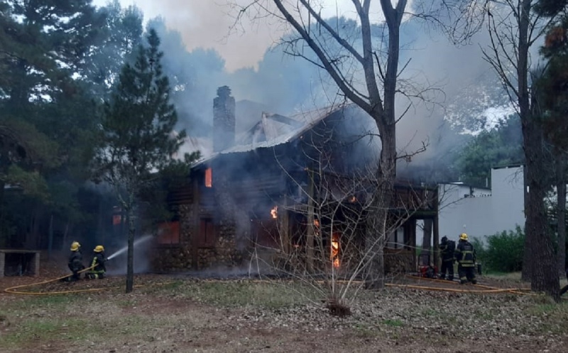 Impactantes imágenes de un incendio en dos cabañas en Monte Hermoso