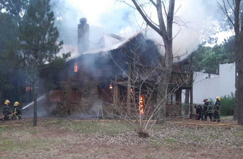 Impactantes imágenes de un incendio en dos cabañas en Monte Hermoso