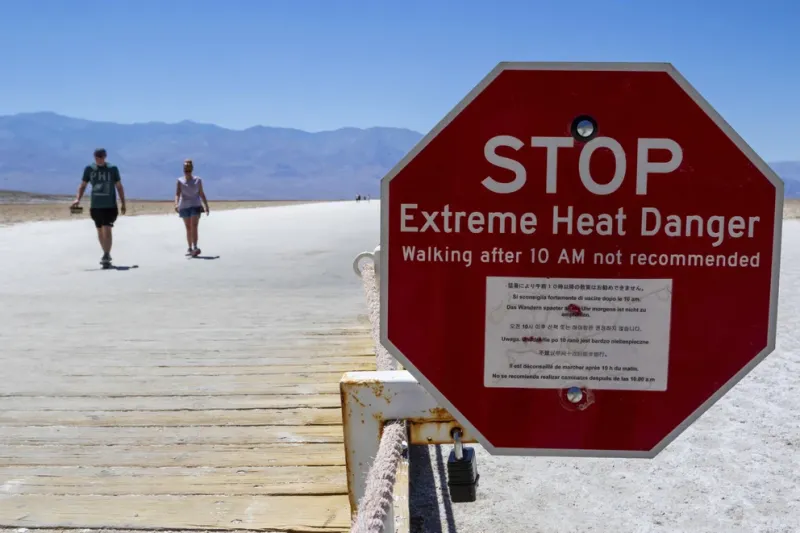 Un cartel advierte sobre el calor extremo en el Parque Nacional Valle de la Muerte, en California. Julio es el mes más caluroso en el parque, con una temperatura máxima promedio de 46,5 grados Celsius (AP Foto/Ty ONeil)