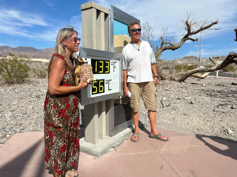  Los turistas posan con una pantalla de temperatura no oficial fuera del Centro de Visitantes de Furnace Creek en Death Valley, California (REUTERS/Jorge Garcia)