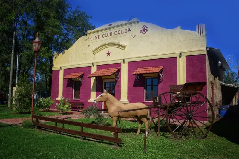  En la entrada, renovada por completo, pusieron una cerca y el sulky que les donó la hija de un matrimonio que solía ir a caballo al cine