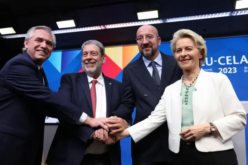 Bélgica, Bruselas: (I-D) El presidente de Argentina, Alberto Fernández, el primer ministro de San Vicente y las Granadinas, Ralph Gonsalves, el presidente del Consejo Europeo, Charles Michel, y la presidenta de la Comisión Europea, Ursula Von der Leyen, p