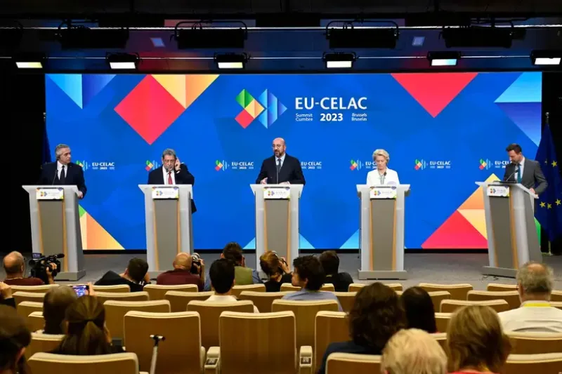 (De izquierda a derecha) El presidente de Argentina, Alberto Fernández, el primer ministro de San Vicente y las Granadinas, Ralph Gonsalves, el presidente del Consejo Europeo, Charles Michel, y la presidenta de la Comisión Europea, Ursula von der Leyen, d