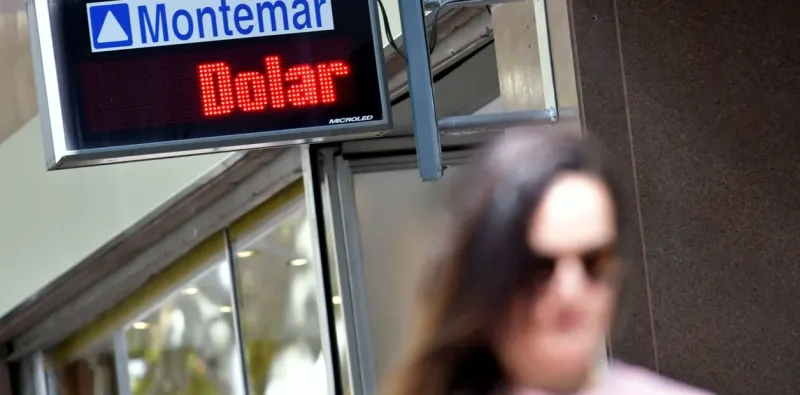 Dólar o tasa, un dilema histórico de los argentinos.