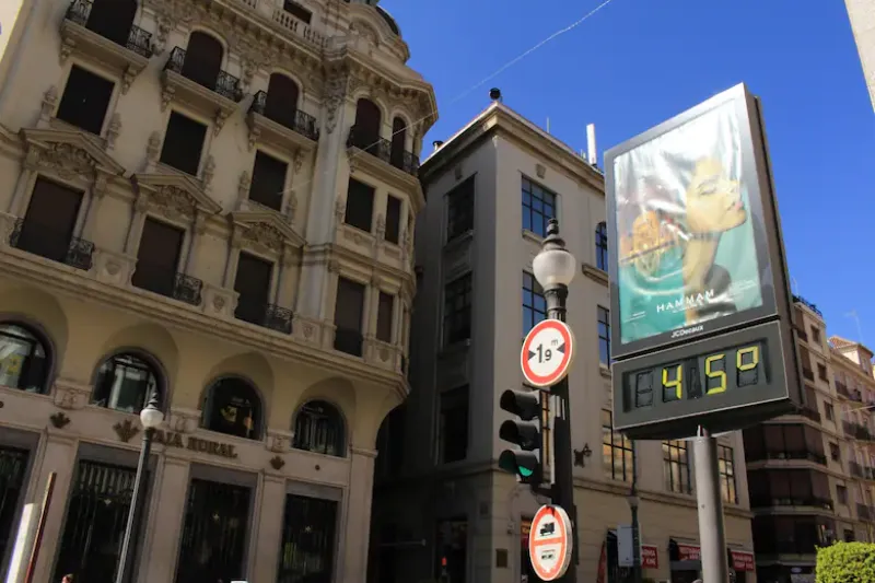 Un cartel marca 45° en la ciudad de Granada, en España