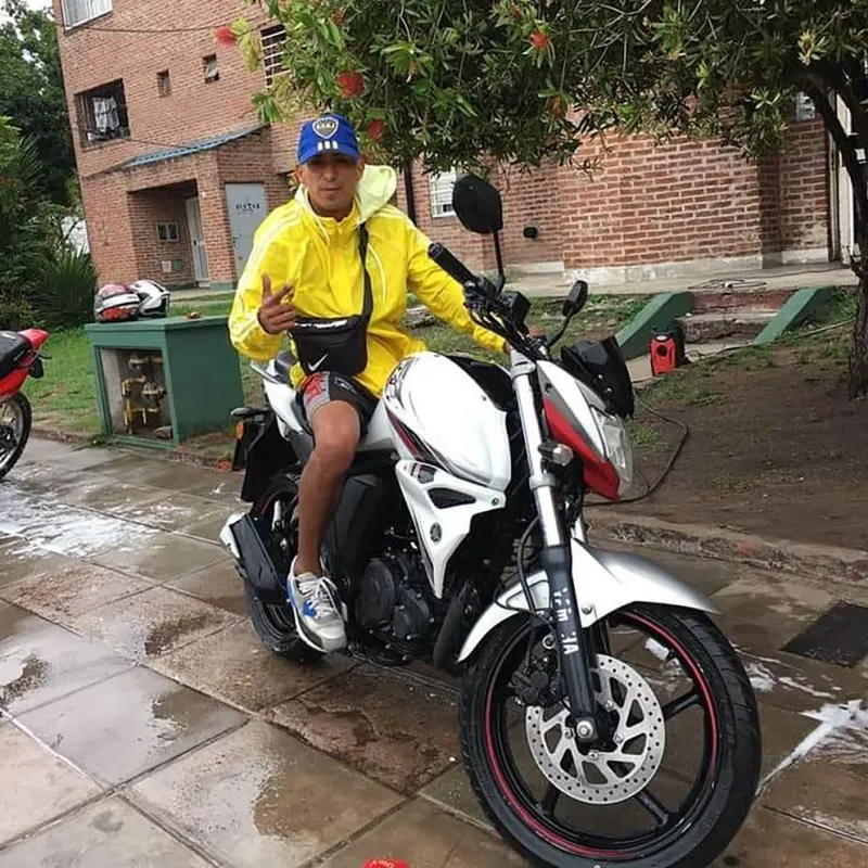  Mauro tenía una moto Yamaha FZ15 color blanca. Su familia apunta contra su pareja