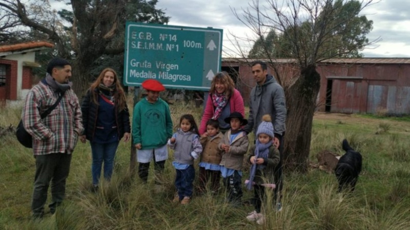 El profe de música Lucas Sánchez, Cecilia Torrado, alumna Alison Salvador, Mariela Cesari, el profesor Nahuel Luna, Ailyn, Santino, Alexander y Alma.