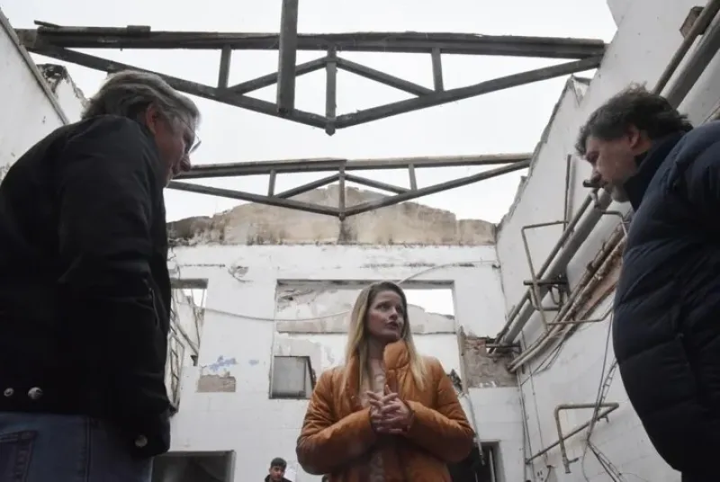  Bahillo recorrió la planta destruída.