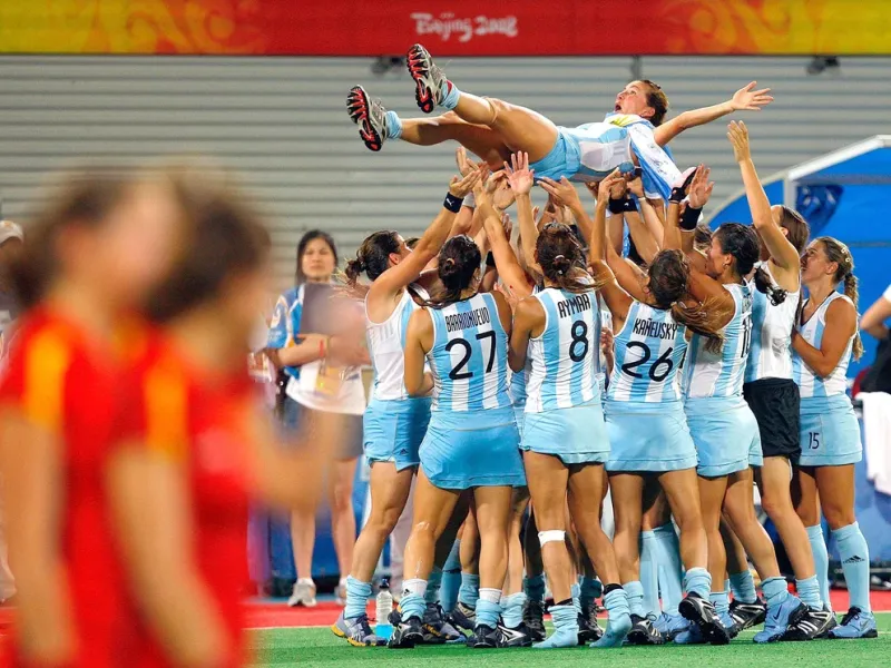 Magui Aicega en centro del festejo cuando Las Leonas se quedaron con el bronce en los Juegos Olímpicios de 2008. Esas leyendas son inspiración de las chicas que comienzan en los clubes argentinos