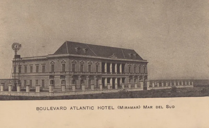  El Hotel Boulevard Atlántico, a principios del siglo XX. Fue uno de los factores que provocó la desaparición del Hotel Mar del Sud. (Archivo: P. Grigera)