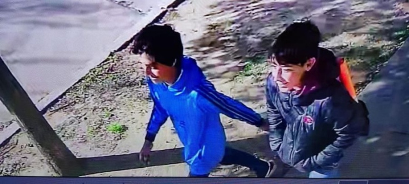 La última imagen de Joaquín, en la que se lo ve feliz, caminando con su amigo